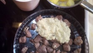 gartnerei-duftgarten-outen-gulasch-mit-zwiebel-kaese-sauce-vorschaubild